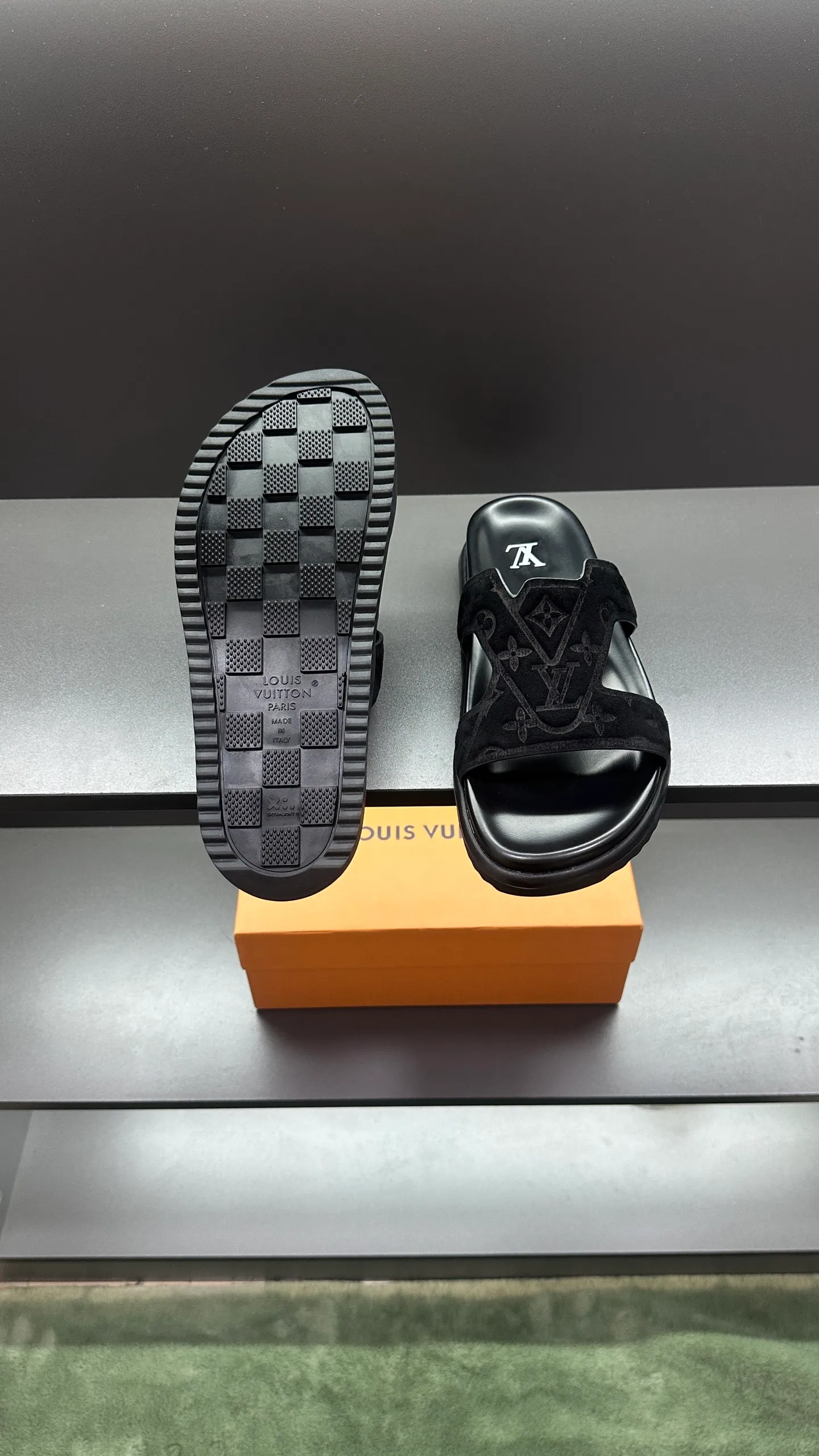 P320 🔍LV Men's Spring and Summer Slippers Counter Synchronization. The uppers are imported cowhide fabric from Italy, with logo graphics and high-quality craftsmanship. The soles are: original soles specially provided by the original factory. The exclusive movable molded soles are super comfortable. The original factory follows the order. 🔍🔍High quality. You can enter and leave the counter at will. Welcome to compare. Code number 38-45 No. 058